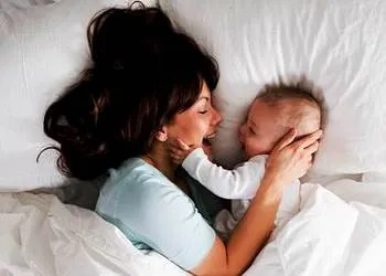 Как да научим бебето да спи в креватчето и какво да направите, ако бебето не иска да спи сам