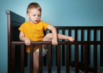 Hogyan kell tanítani a baba aludni a kiságyában, és mi a teendő, ha a baba nem akar aludni egyedül