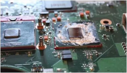 Hogyan szétszedni laptop Toshiba cég, takarítás a por és a ventilátor cseréje