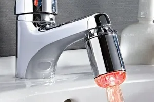 Cum sa faci aerator pe robinetul pentru a economisi apa cu mâinile lor
