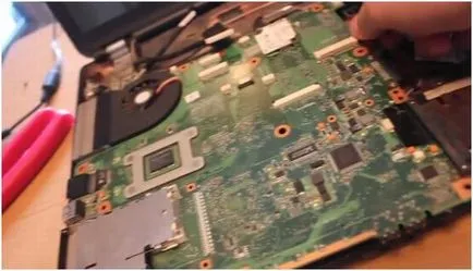 Hogyan szétszedni laptop Toshiba cég, takarítás a por és a ventilátor cseréje