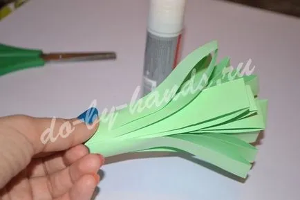 Hogyan készítsünk egy csokor virágot papírból saját kezűleg