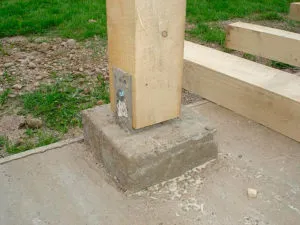 Hogyan kell telepíteni, meg beton vagy fa oszlopok a lombkorona