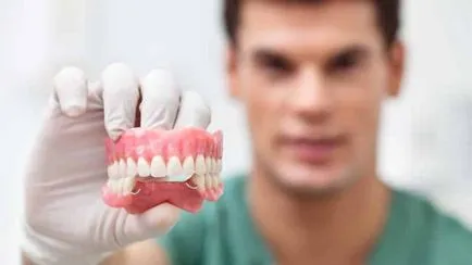Как да се грижим за зъбни протези, изработени от пластмаса