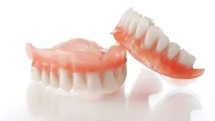 Cum să aibă grijă de proteze dentare realizate din material plastic