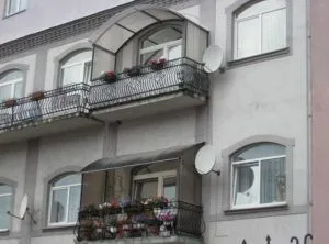 Vizorul la balcon cu mâinile cum se face, pas cu pas de instalare