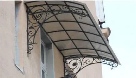 Shade pe balconul unei instalații video cu propriile lor mâini