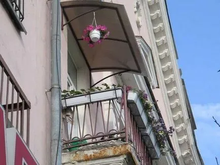 Shade pe balconul unei instalații video cu propriile lor mâini