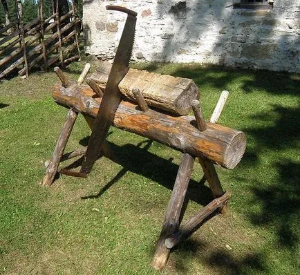 drujba sawhorse și ferăstrău de mână