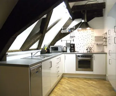 A konyha a tetőtérben, hogyan kell díszíteni, felszerelni, és példákat fotó, videó