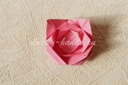 Tavirózsa egy papírt a kezét a művészet origami