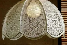 Macrame în interiorul abajurului și suportul, și covorașul leagăn cu mâinile, ușa la bucătărie, la