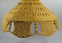 Macrame în interiorul abajurului și suportul, și covorașul leagăn cu mâinile, ușa la bucătărie, la