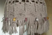 Macrame în interiorul abajurului și suportul, și covorașul leagăn cu mâinile, ușa la bucătărie, la