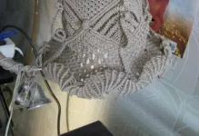 Macrame în interiorul abajurului și suportul, și covorașul leagăn cu mâinile, ușa la bucătărie, la