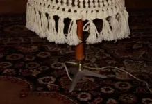 Macrame în interiorul abajurului și suportul, și covorașul leagăn cu mâinile, ușa la bucătărie, la