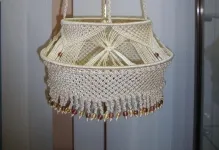 Macrame în interiorul abajurului și suportul, și covorașul leagăn cu mâinile, ușa la bucătărie, la