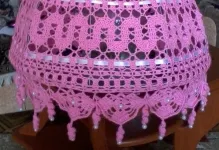 Macrame în interiorul abajurului și suportul, și covorașul leagăn cu mâinile, ușa la bucătărie, la