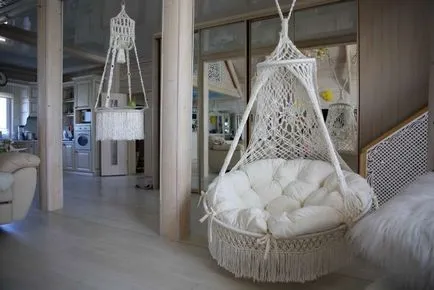 Macrame în interiorul abajurului și suportul, și covorașul leagăn cu mâinile, ușa la bucătărie, la