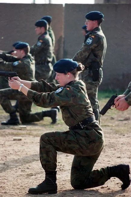 Армията прически за жени, си отношение Пацем, ал Bellum!