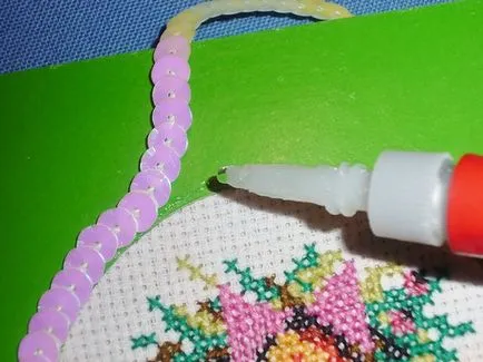 O clasă de master în modul de a decora broderie carte-mat