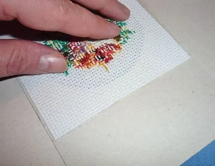 O clasă de master în modul de a decora broderie carte-mat