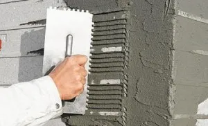 Довършителни технология и полагане на керамични плочки върху фасадата на (видео)