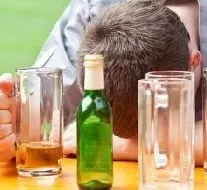 Mérgezés pénzhelyettesítő alkohol veszély jeleit segít