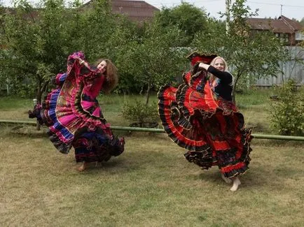 Miért cigányok kopás, hosszú szoknyát, amellyel akkor is össze egy ilyen hosszú mintás