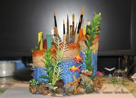 Állvány ceruzák és tollak - korallzátony - egy kis mikron