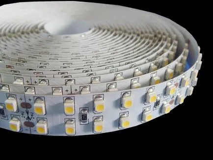 Corpurile de iluminat cu LED-uri panglică sub plinta în fotomontaj interior