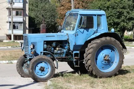 vopsea tractor cu mâinile lor, într-o fermă - agrar