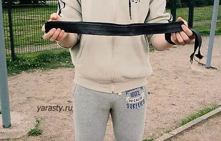 Polusolnyshko - exercițiu pe o bară orizontală pentru partea superioară a corpului se întinde