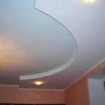 Plafonul este realizat din panouri de aluminiu in camera video de baie