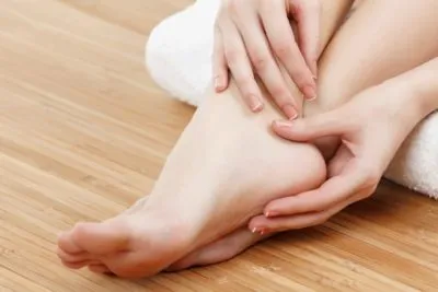 Az okok a fájdalom a láb járás közben az alsó, középső, belső oldalán a talp