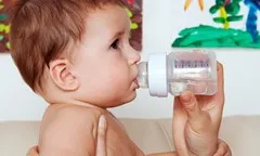 A gyerek iszik elegendő folyadékot