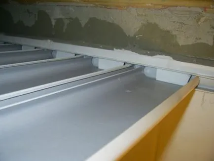 Rack окачен таван в кухнята (PVC панели, гипсокартон) снимка, проектиране, монтаж на своята