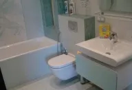 Reparații în baie într-o mică baie de Hrușciov și toaletă