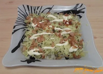 Рецепта за гъби салата с гъби, пушено пилешко, солени и кисели краставички