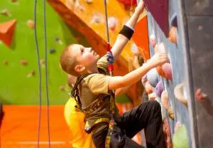 Alpinism pentru copii avantajul de școli, cluburi, centre de alpinism, motivarea copiilor