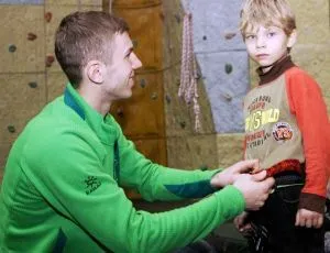 Alpinism pentru copii avantajul de școli, cluburi, centre de alpinism, motivarea copiilor
