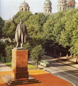 Cât de multe monumente Lenin