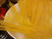 Спагети с пушено пиле със сос