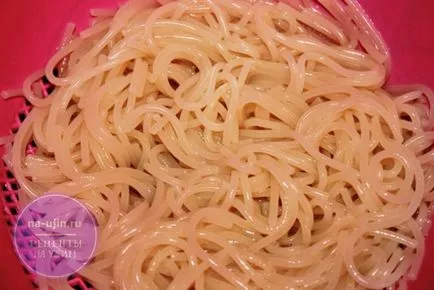 Spaghete cu midii într-un sos de usturoi cremos - o rețetă pentru cină