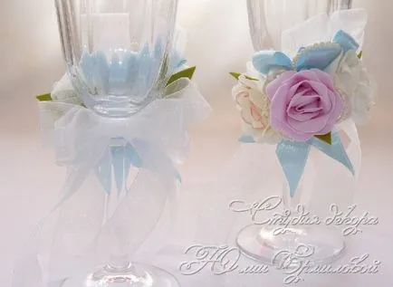 Esküvői poharak gyertyák kezük