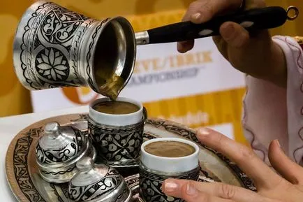 cafea turcească în Turk ca bucătar pentru o băutură pe cont propriu