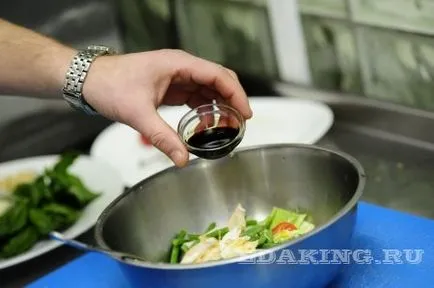 Salata de pui cald, cu fasole verde, reteta cu fotografie