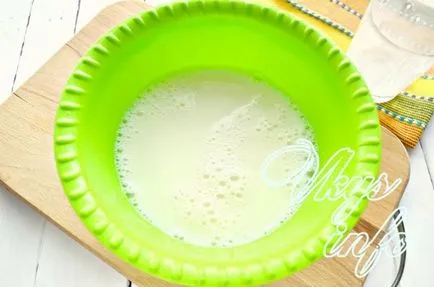 Тънки палачинки с мляко и дупки в рецептата със снимка