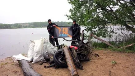 Tisztítás terület, takarítás a földet, távolítsa ágak, tisztítsa meg a területet a törmelék, tisztítsa meg a területet