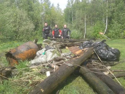 Tisztítás terület, takarítás a földet, távolítsa ágak, tisztítsa meg a területet a törmelék, tisztítsa meg a területet